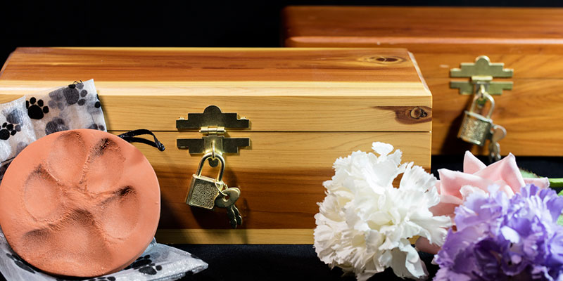 we have several choices of pet cremation keepsakes